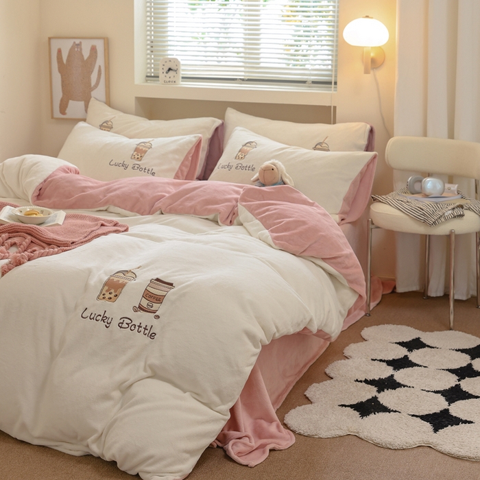 91家纺网 家纺一手货源 找家纺 ONE TWO ONE 121 新品【牛奶绒刺绣四件套】2025毛毯被子四件套单件床单被套床笠珊瑚绒牛奶绒冬被法兰绒兔毛绒Lucky Lucky-橘粉