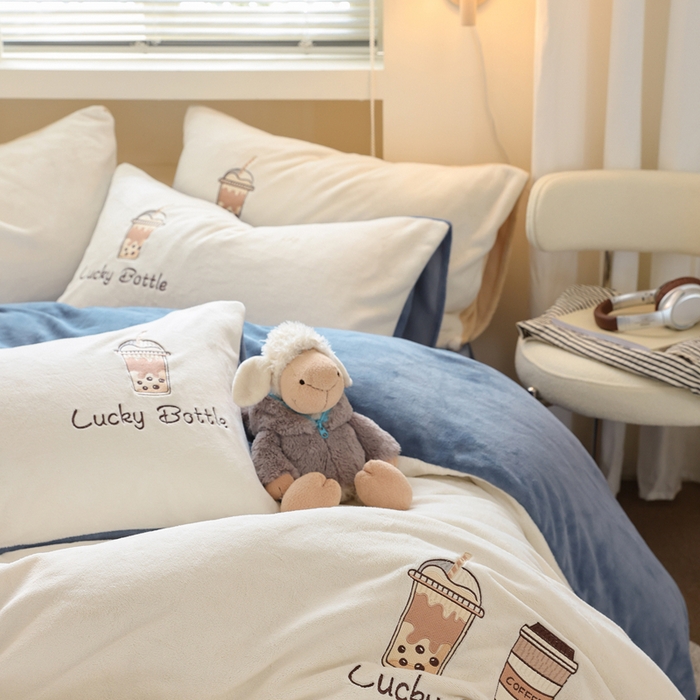 91家纺网 家纺一手货源 找家纺 ONE TWO ONE 121 新品【牛奶绒刺绣四件套】2025毛毯被子四件套单件床单被套床笠珊瑚绒牛奶绒冬被法兰绒兔毛绒Lucky Lucky-雾兰