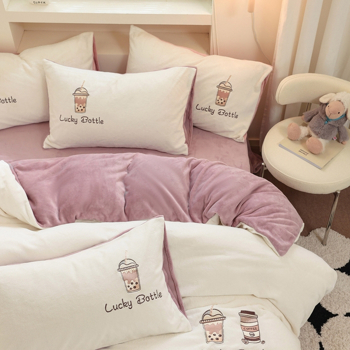 91家纺网 家纺一手货源 找家纺 ONE TWO ONE 121 新品【牛奶绒刺绣四件套】2025毛毯被子四件套单件床单被套床笠珊瑚绒牛奶绒冬被法兰绒兔毛绒Lucky Lucky-浅烟紫