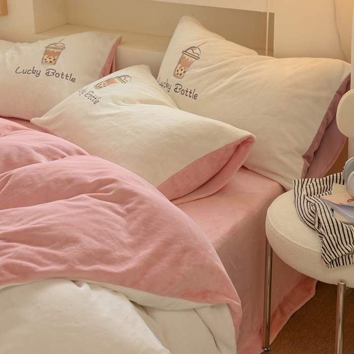 91家纺网 家纺一手货源 找家纺 ONE TWO ONE 121 新品【牛奶绒刺绣四件套】2025毛毯被子四件套单件床单被套床笠珊瑚绒牛奶绒冬被法兰绒兔毛绒Lucky Lucky-橘粉