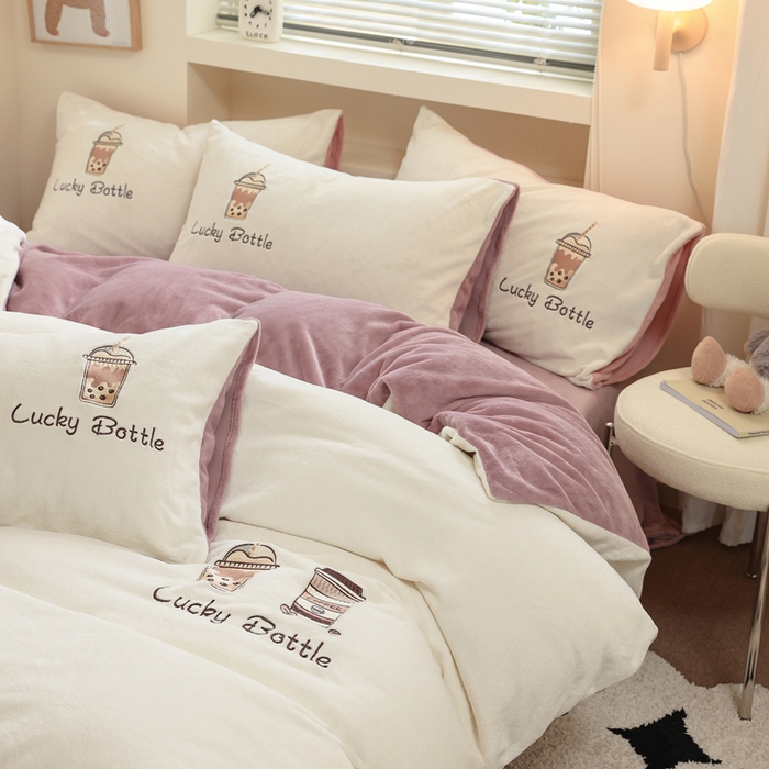 91家纺网 家纺一手货源 找家纺 ONE TWO ONE 121 新品【牛奶绒刺绣四件套】2025毛毯被子四件套单件床单被套床笠珊瑚绒牛奶绒冬被法兰绒兔毛绒Lucky Lucky-浅烟紫