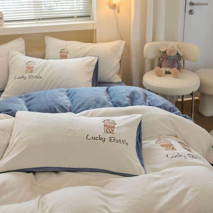 91家纺网 家纺一手货源 找家纺 ONE TWO ONE 121 新品【牛奶绒刺绣四件套】2025毛毯被子四件套单件床单被套床笠珊瑚绒牛奶绒冬被法兰绒兔毛绒Lucky Lucky-雾兰