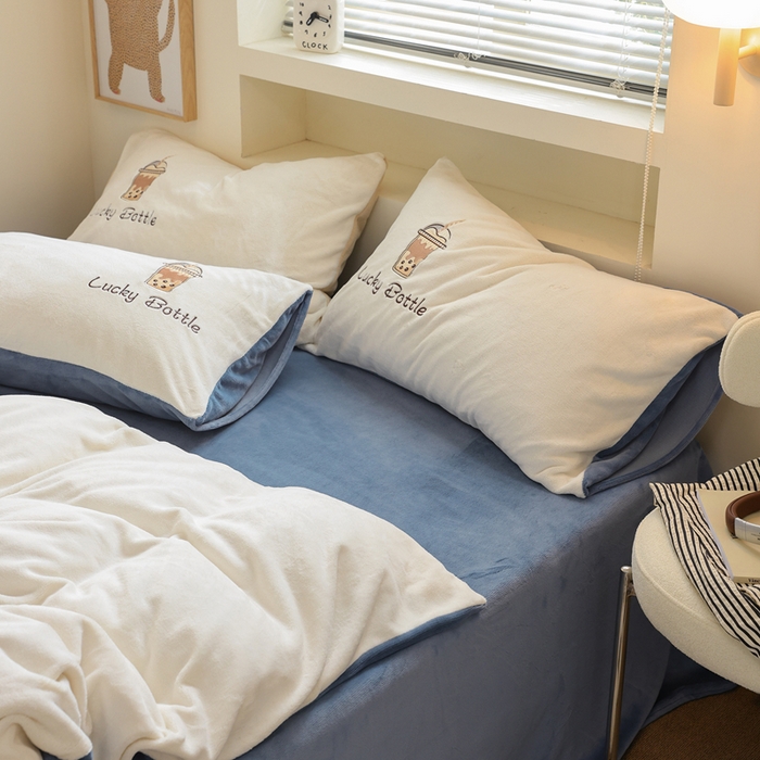 91家纺网 家纺一手货源 找家纺 ONE TWO ONE 121 新品【牛奶绒刺绣四件套】2025毛毯被子四件套单件床单被套床笠珊瑚绒牛奶绒冬被法兰绒兔毛绒Lucky Lucky-雾兰