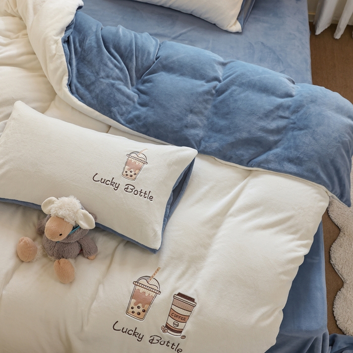 91家纺网 家纺一手货源 找家纺 ONE TWO ONE 121 新品【牛奶绒刺绣四件套】2025毛毯被子四件套单件床单被套床笠珊瑚绒牛奶绒冬被法兰绒兔毛绒Lucky Lucky-雾兰