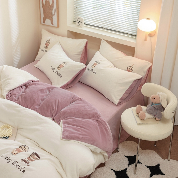 91家纺网 家纺一手货源 找家纺 ONE TWO ONE 121 新品【牛奶绒刺绣四件套】2025毛毯被子四件套单件床单被套床笠珊瑚绒牛奶绒冬被法兰绒兔毛绒Lucky Lucky-浅烟紫