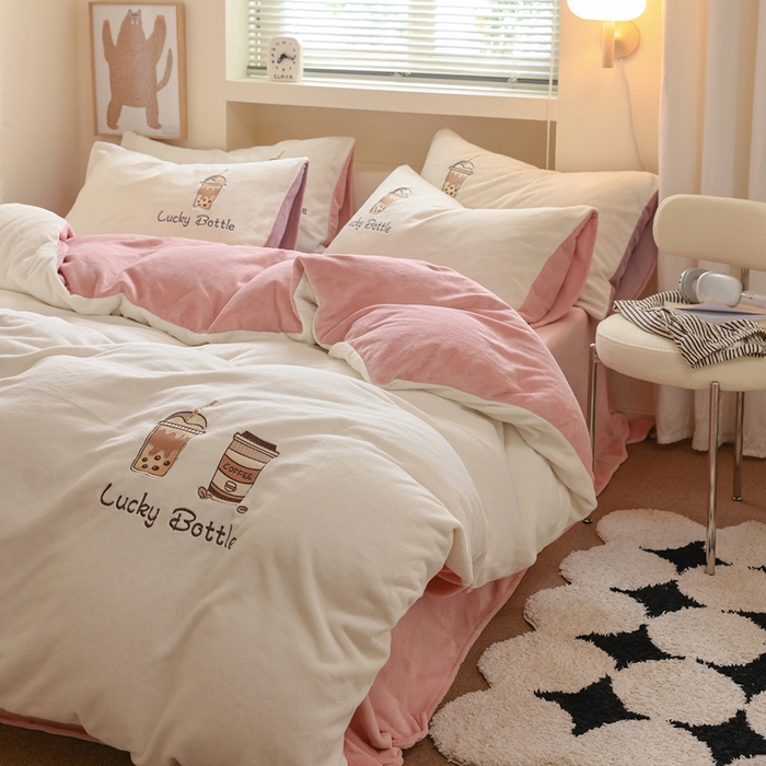 91家纺网 家纺一手货源 找家纺 ONE TWO ONE 121 新品【牛奶绒刺绣四件套】2025毛毯被子四件套单件床单被套床笠珊瑚绒牛奶绒冬被法兰绒兔毛绒Lucky Lucky-橘粉