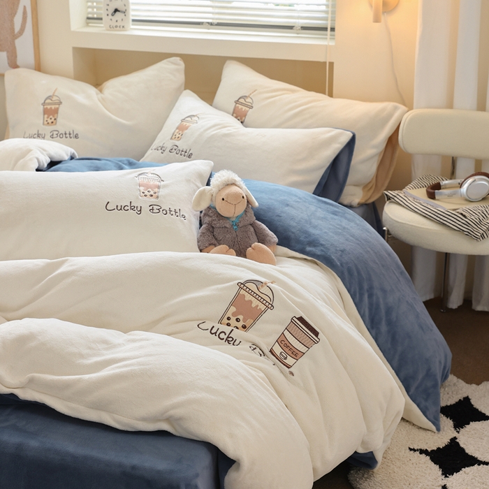 91家纺网 家纺一手货源 找家纺 ONE TWO ONE 121 新品【牛奶绒刺绣四件套】2025毛毯被子四件套单件床单被套床笠珊瑚绒牛奶绒冬被法兰绒兔毛绒Lucky Lucky-雾兰