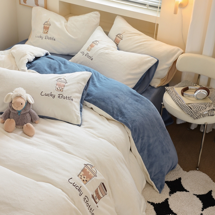 91家纺网 家纺一手货源 找家纺 ONE TWO ONE 121 新品【牛奶绒刺绣四件套】2025毛毯被子四件套单件床单被套床笠珊瑚绒牛奶绒冬被法兰绒兔毛绒Lucky Lucky-雾兰