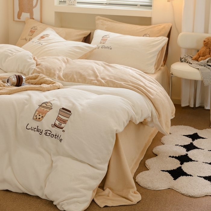 91家纺网 家纺一手货源 找家纺 ONE TWO ONE 121 新品【牛奶绒刺绣四件套】2025毛毯被子四件套单件床单被套床笠珊瑚绒牛奶绒冬被法兰绒兔毛绒Lucky Lucky-白咖