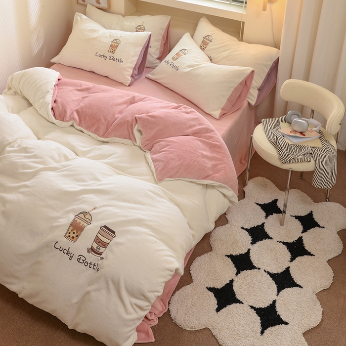 91家纺网 家纺一手货源 找家纺 ONE TWO ONE 121 新品【牛奶绒刺绣四件套】2025毛毯被子四件套单件床单被套床笠珊瑚绒牛奶绒冬被法兰绒兔毛绒Lucky Lucky-橘粉