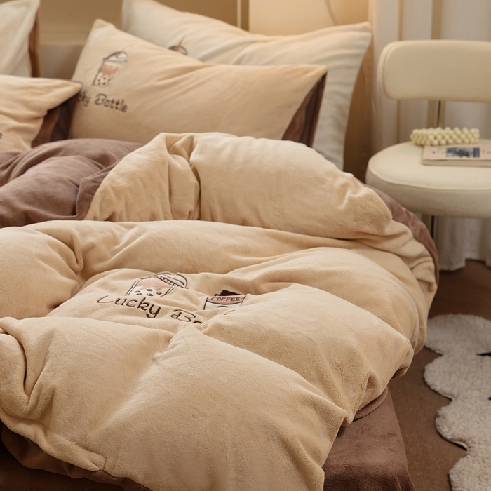 91家纺网 家纺一手货源 找家纺 ONE TWO ONE 121 新品【牛奶绒刺绣四件套】2025毛毯被子四件套单件床单被套床笠珊瑚绒牛奶绒冬被法兰绒兔毛绒Lucky Lucky-榛果咖