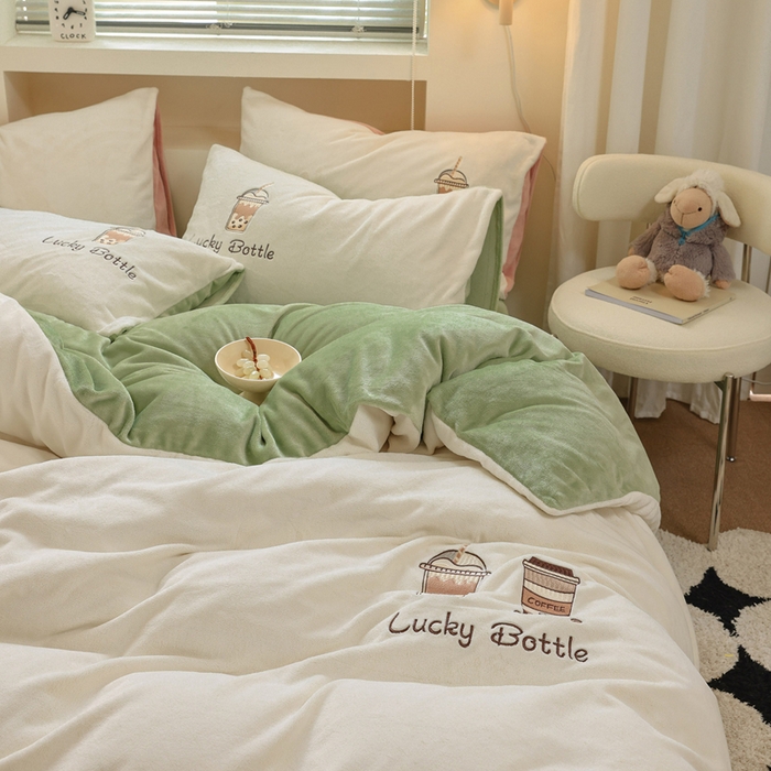 91家纺网 家纺一手货源 找家纺 ONE TWO ONE 121 新品【牛奶绒刺绣四件套】2025毛毯被子四件套单件床单被套床笠珊瑚绒牛奶绒冬被法兰绒兔毛绒Lucky Lucky-嫩绿