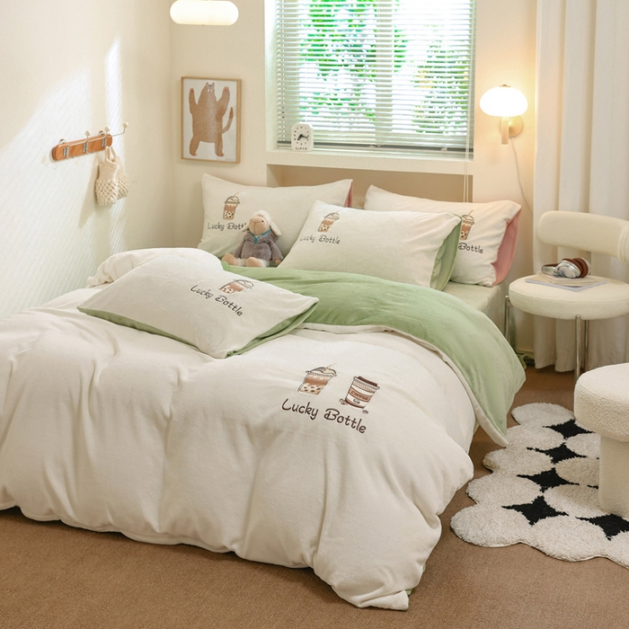 91家纺网 家纺一手货源 找家纺 ONE TWO ONE 121 新品【牛奶绒刺绣四件套】2025毛毯被子四件套单件床单被套床笠珊瑚绒牛奶绒冬被法兰绒兔毛绒Lucky Lucky-嫩绿