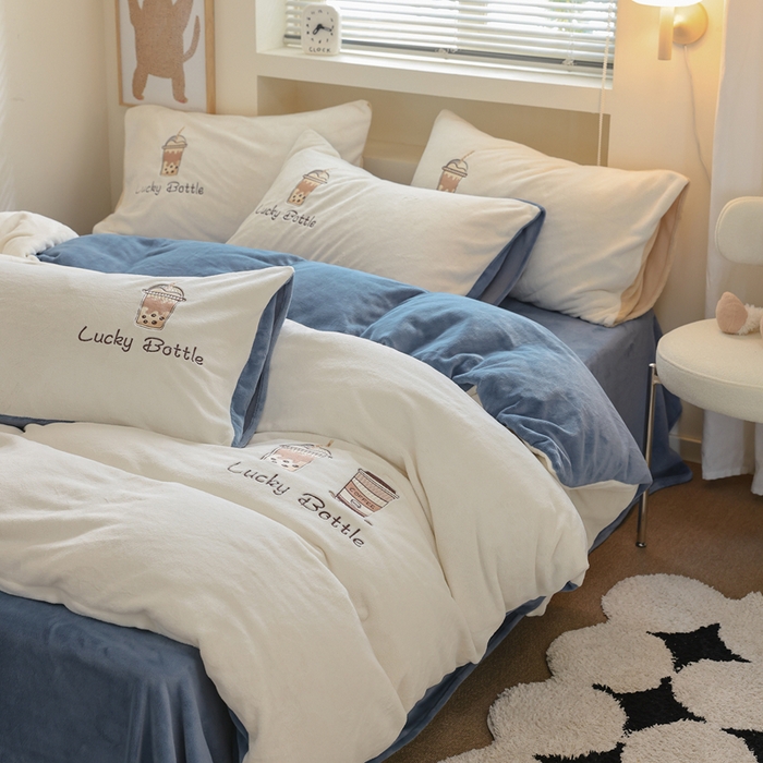 91家纺网 家纺一手货源 找家纺 ONE TWO ONE 121 新品【牛奶绒刺绣四件套】2025毛毯被子四件套单件床单被套床笠珊瑚绒牛奶绒冬被法兰绒兔毛绒Lucky Lucky-雾兰