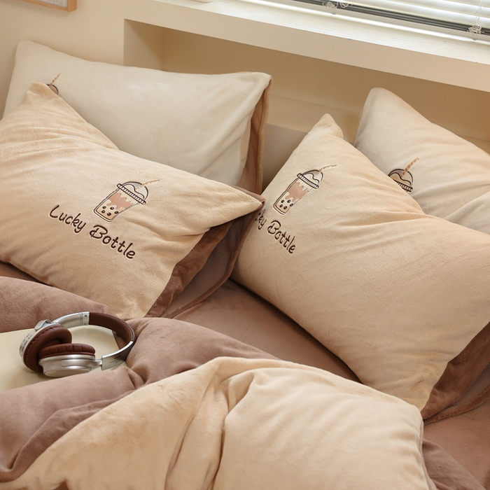 91家纺网 家纺一手货源 找家纺 ONE TWO ONE 121 新品【牛奶绒刺绣四件套】2025毛毯被子四件套单件床单被套床笠珊瑚绒牛奶绒冬被法兰绒兔毛绒Lucky Lucky-榛果咖