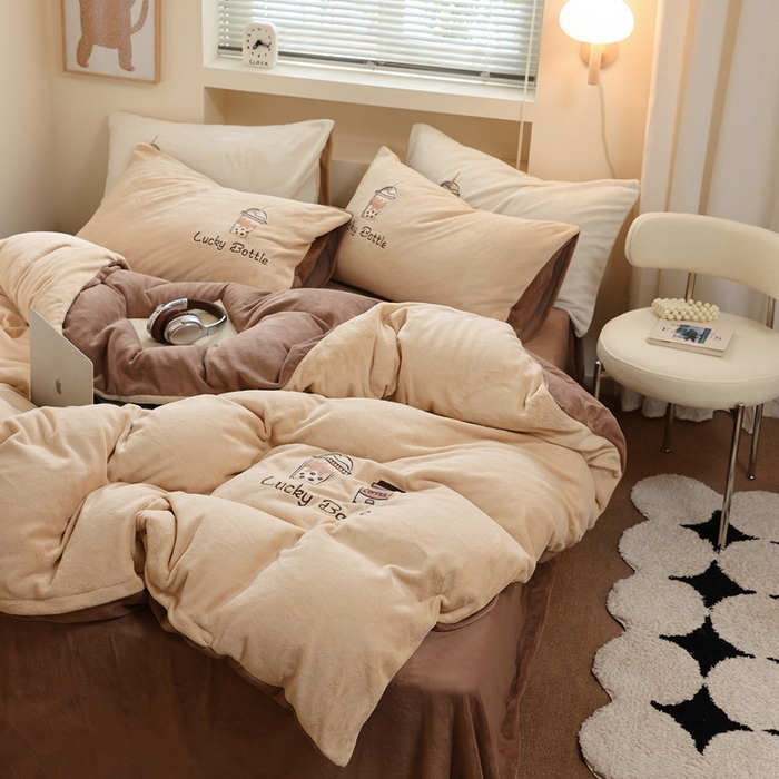 91家纺网 家纺一手货源 找家纺 ONE TWO ONE 121 新品【牛奶绒刺绣四件套】2025毛毯被子四件套单件床单被套床笠珊瑚绒牛奶绒冬被法兰绒兔毛绒Lucky Lucky-榛果咖