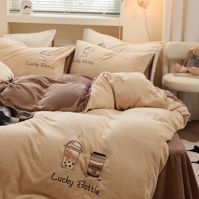 91家纺网 家纺一手货源 找家纺 ONE TWO ONE 121 新品【牛奶绒刺绣四件套】2025毛毯被子四件套单件床单被套床笠珊瑚绒牛奶绒冬被法兰绒兔毛绒Lucky Lucky-榛果咖