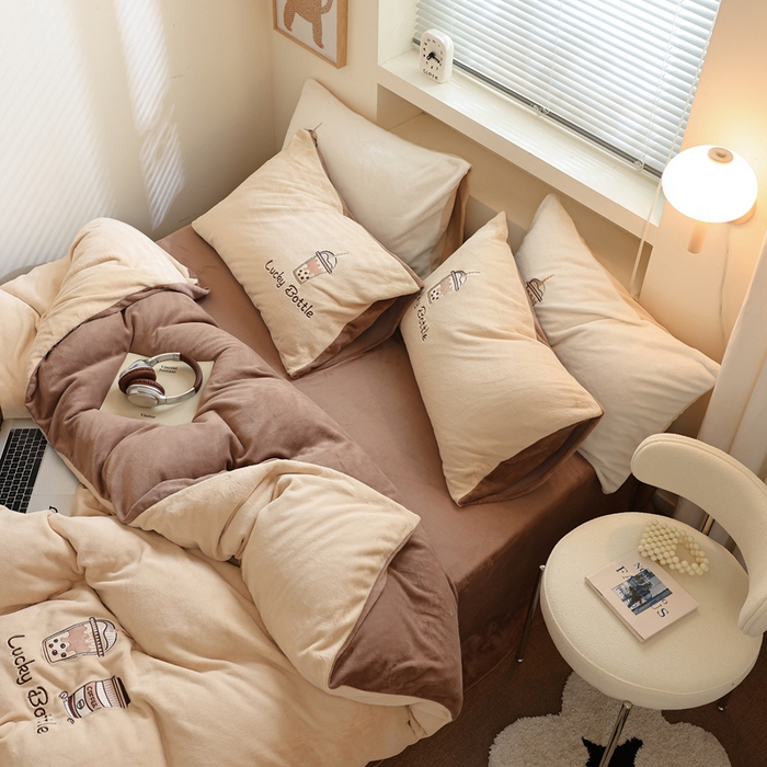 91家纺网 家纺一手货源 找家纺 ONE TWO ONE 121 新品【牛奶绒刺绣四件套】2025毛毯被子四件套单件床单被套床笠珊瑚绒牛奶绒冬被法兰绒兔毛绒Lucky Lucky-榛果咖