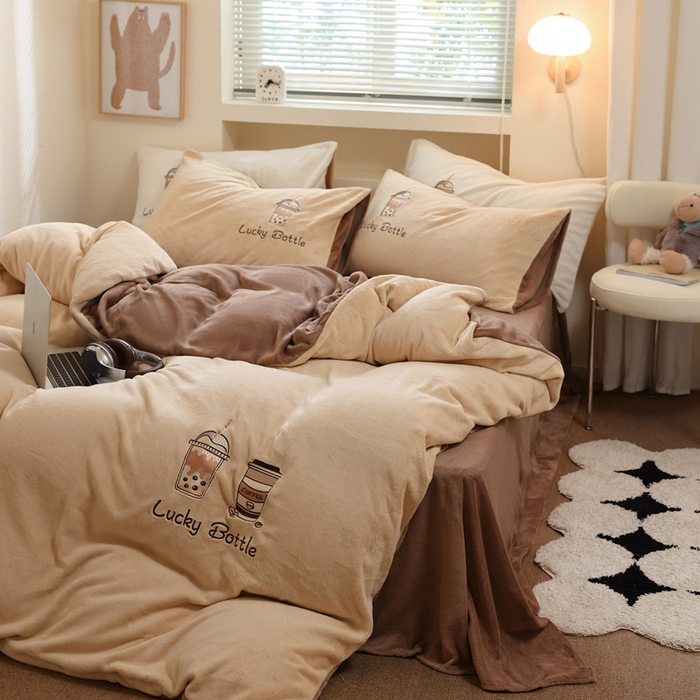 91家纺网 家纺一手货源 找家纺 ONE TWO ONE 121 新品【牛奶绒刺绣四件套】2025毛毯被子四件套单件床单被套床笠珊瑚绒牛奶绒冬被法兰绒兔毛绒Lucky Lucky-榛果咖