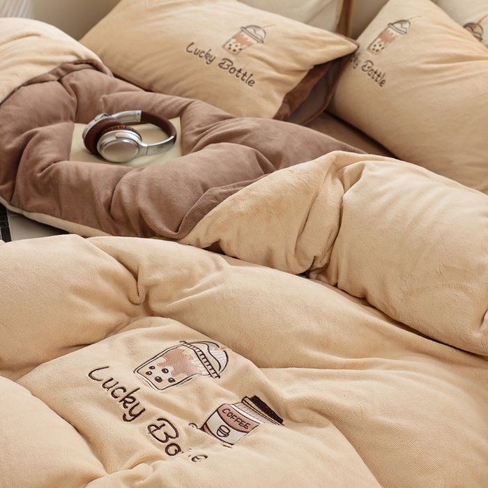 91家纺网 家纺一手货源 找家纺 ONE TWO ONE 121 新品【牛奶绒刺绣四件套】2025毛毯被子四件套单件床单被套床笠珊瑚绒牛奶绒冬被法兰绒兔毛绒Lucky Lucky-榛果咖