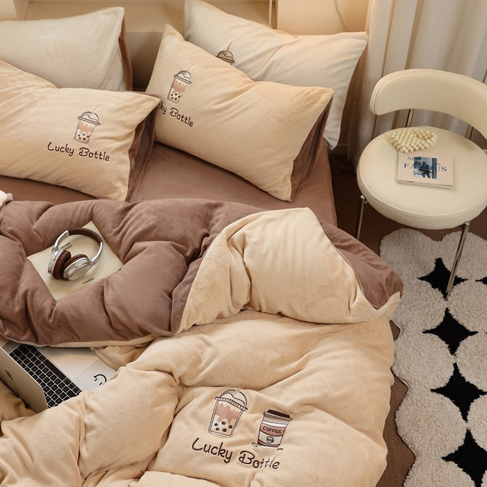 91家纺网 家纺一手货源 找家纺 ONE TWO ONE 121 新品【牛奶绒刺绣四件套】2025毛毯被子四件套单件床单被套床笠珊瑚绒牛奶绒冬被法兰绒兔毛绒Lucky Lucky-榛果咖