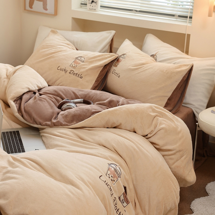 91家纺网 家纺一手货源 找家纺 ONE TWO ONE 121 新品【牛奶绒刺绣四件套】2025毛毯被子四件套单件床单被套床笠珊瑚绒牛奶绒冬被法兰绒兔毛绒Lucky Lucky-榛果咖