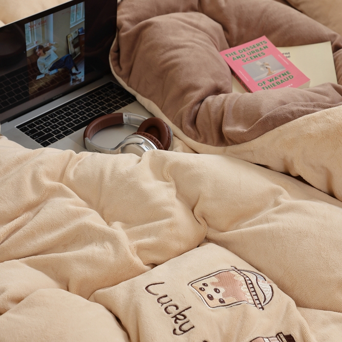 91家纺网 家纺一手货源 找家纺 ONE TWO ONE 121 新品【牛奶绒刺绣四件套】2025毛毯被子四件套单件床单被套床笠珊瑚绒牛奶绒冬被法兰绒兔毛绒Lucky Lucky-榛果咖