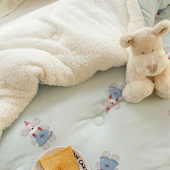 91家纺网 家纺一手货源 找家纺 寐居家纺 2025新款牛奶绒+羊羔绒被子被芯 洛洛小狗