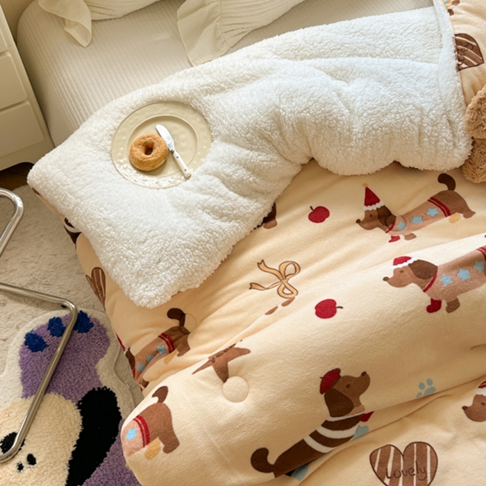 91家纺网 家纺一手货源 找家纺 寐居家纺 2025新款牛奶绒+羊羔绒被子被芯 开心腊肠狗