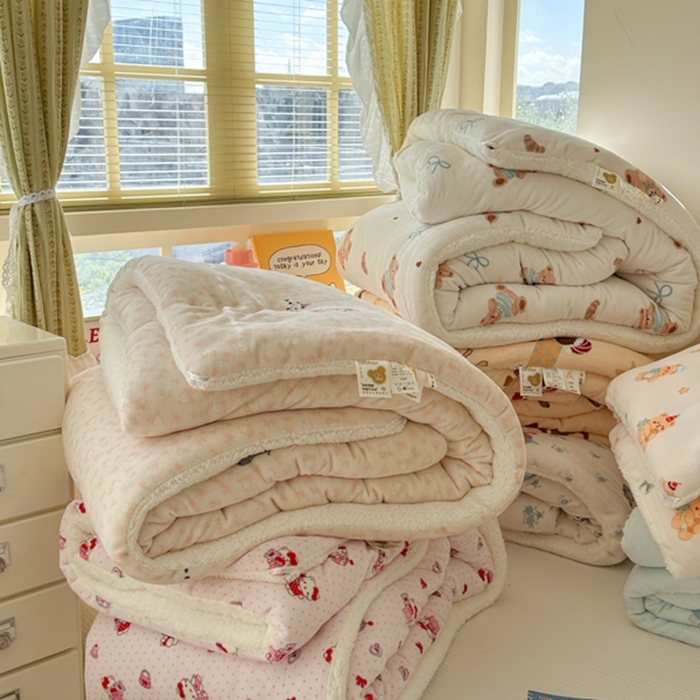 91家纺网 家纺一手货源 找家纺 寐居家纺 2025新款牛奶绒+羊羔绒被子被芯 组合图仅供展示不可下单