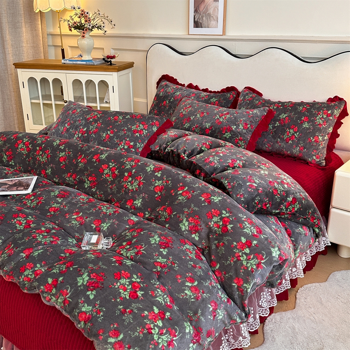 91家纺网 家纺一手货源 找家纺 雅眠居 2025新款直播爆款牛奶绒印花床盖四件套双层蕾丝花边床裙单件三件套 花仙子