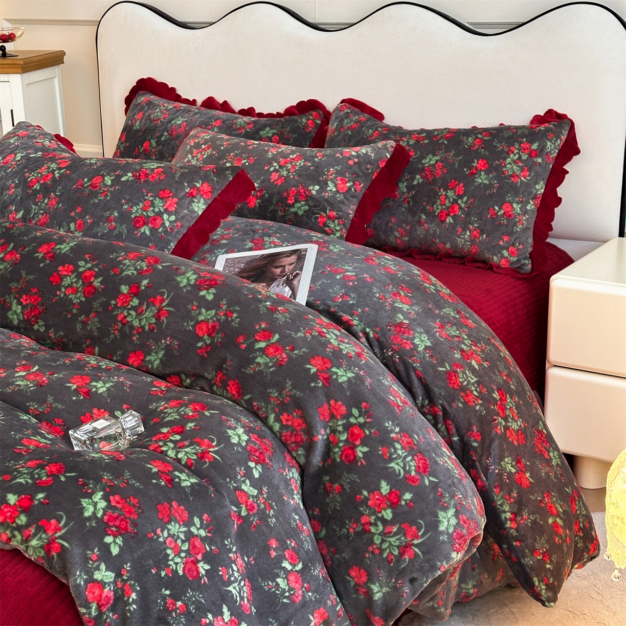 91家纺网 家纺一手货源 找家纺 雅眠居 2025新款直播爆款牛奶绒印花床盖四件套双层蕾丝花边床裙单件三件套 花仙子