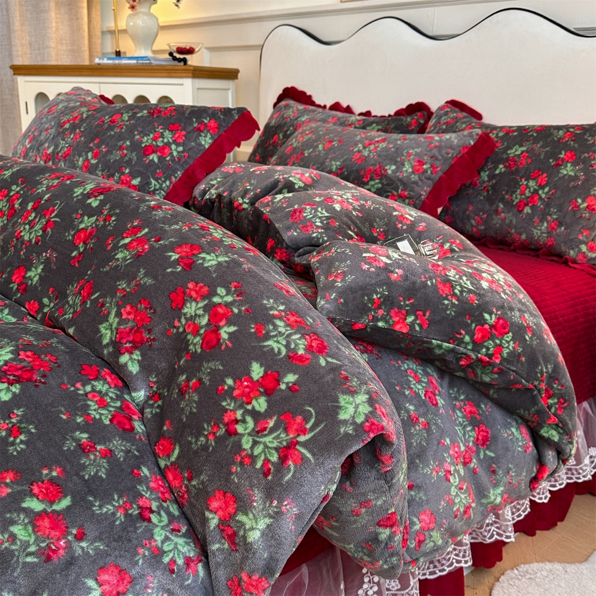 91家纺网 家纺一手货源 找家纺 雅眠居 2025新款直播爆款牛奶绒印花床盖四件套双层蕾丝花边床裙单件三件套 花仙子