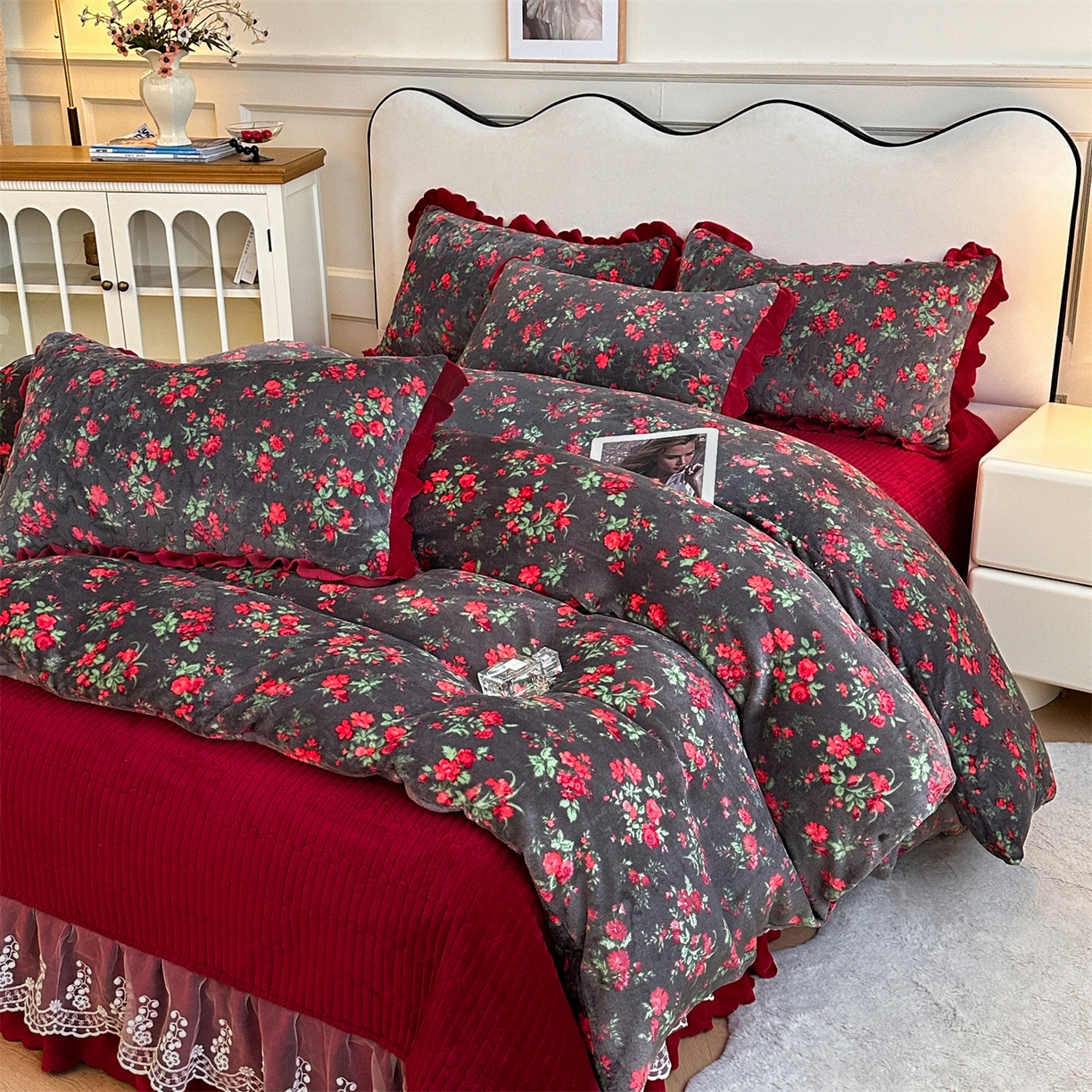 91家纺网 家纺一手货源 找家纺 雅眠居 2025新款直播爆款牛奶绒印花床盖四件套双层蕾丝花边床裙单件三件套 花仙子