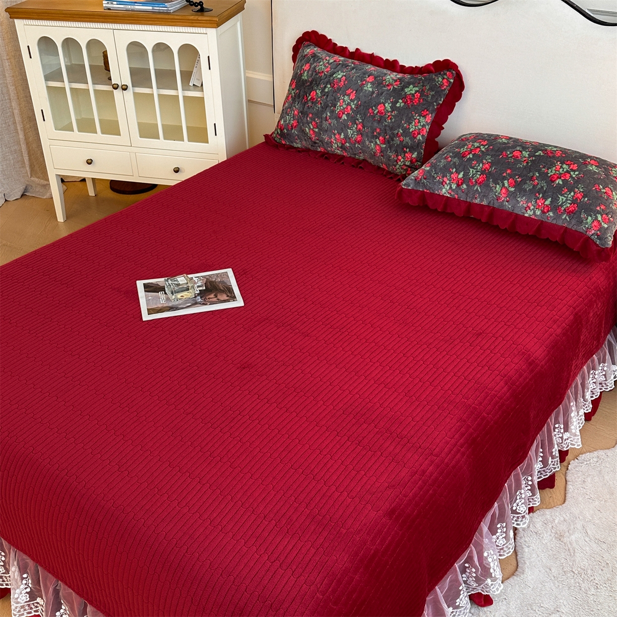 91家纺网 家纺一手货源 找家纺 雅眠居 2025新款直播爆款牛奶绒印花床盖四件套双层蕾丝花边床裙单件三件套 花仙子