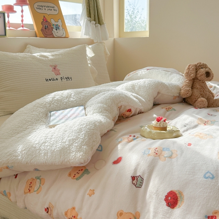 91家纺网 家纺一手货源 找家纺 寐居家纺 2025新款牛奶绒+羊羔绒被子被芯 烘焙小熊