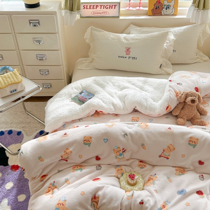 91家纺网 家纺一手货源 找家纺 寐居家纺 2025新款牛奶绒+羊羔绒被子被芯 烘焙小熊