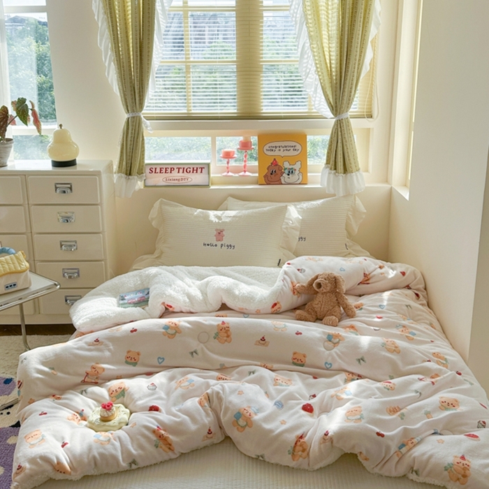 91家纺网 家纺一手货源 找家纺 寐居家纺 2025新款牛奶绒+羊羔绒被子被芯 烘焙小熊