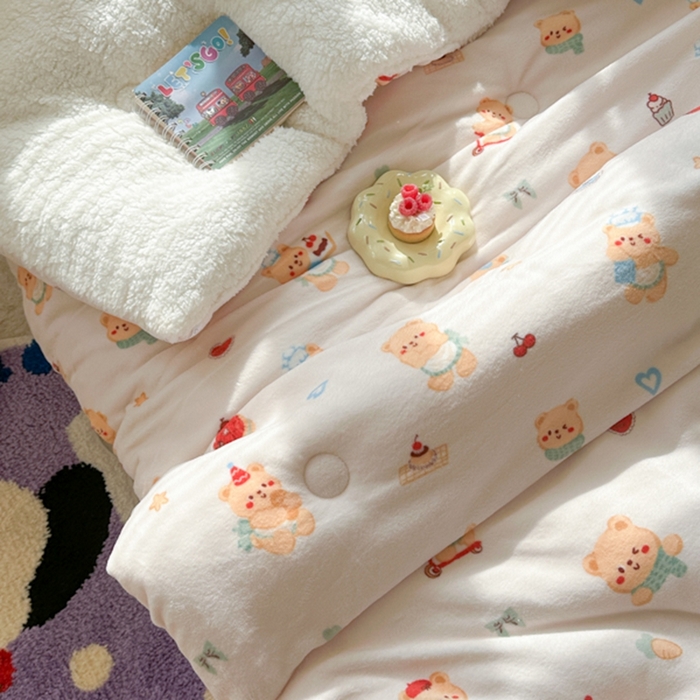 91家纺网 家纺一手货源 找家纺 寐居家纺 2025新款牛奶绒+羊羔绒被子被芯 烘焙小熊