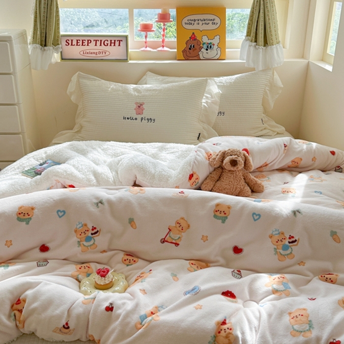 91家纺网 家纺一手货源 找家纺 寐居家纺 2025新款牛奶绒+羊羔绒被子被芯 烘焙小熊