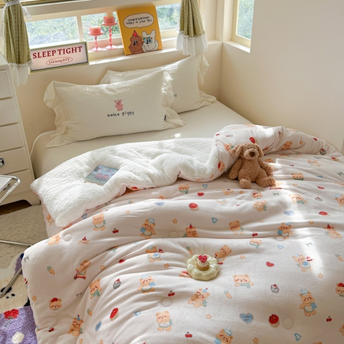 91家纺网 家纺一手货源 找家纺 寐居家纺 2025新款牛奶绒+羊羔绒被子被芯 烘焙小熊