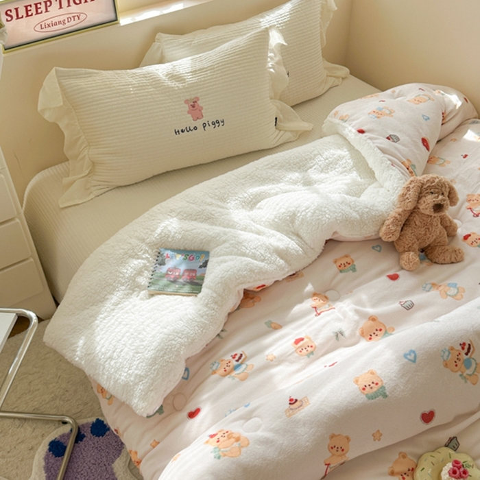 91家纺网 家纺一手货源 找家纺 寐居家纺 2025新款牛奶绒+羊羔绒被子被芯 烘焙小熊