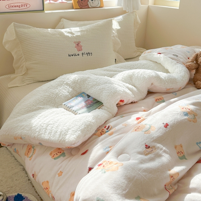 91家纺网 家纺一手货源 找家纺 寐居家纺 2025新款牛奶绒+羊羔绒被子被芯 烘焙小熊