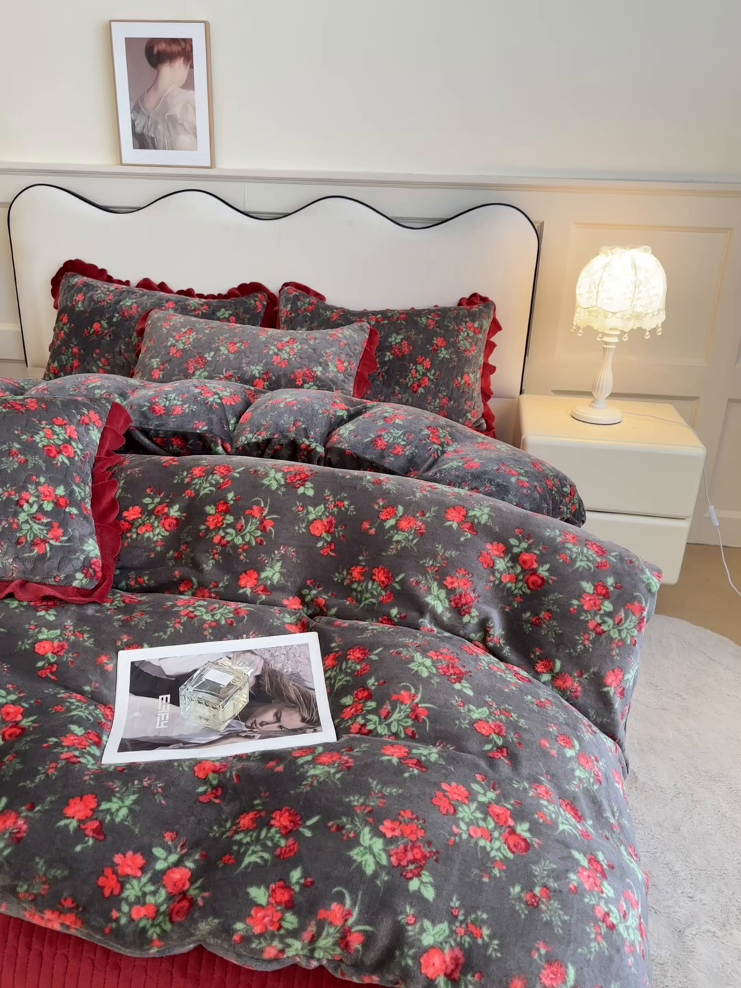 91家纺网 家纺一手货源 找家纺 雅眠居 2025新款直播爆款牛奶绒印花床盖四件套双层蕾丝花边床裙单件三件套 花仙子