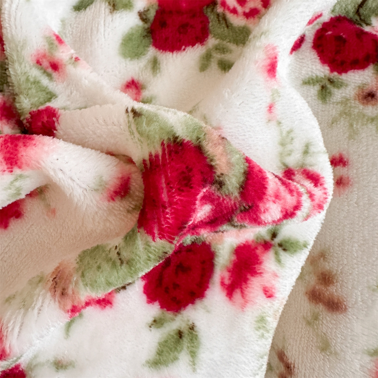 91家纺网 家纺一手货源 找家纺 雅眠居 2025新款直播爆款牛奶绒印花床盖四件套双层蕾丝花边床裙单件三件套 花颜