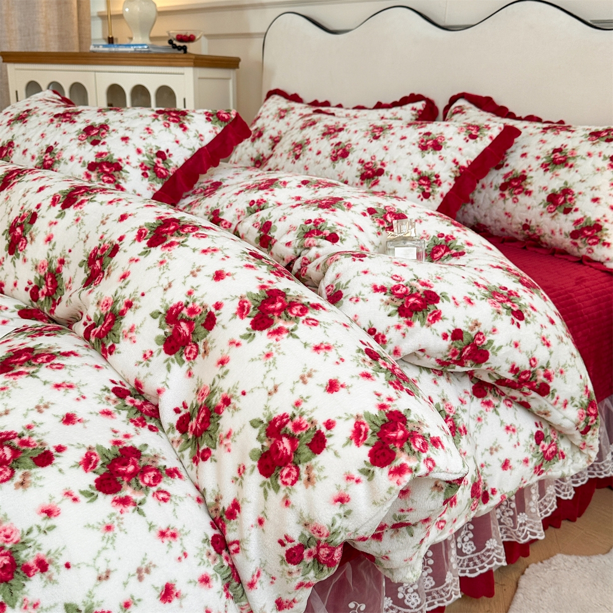 91家纺网 家纺一手货源 找家纺 雅眠居 2025新款直播爆款牛奶绒印花床盖四件套双层蕾丝花边床裙单件三件套 花颜