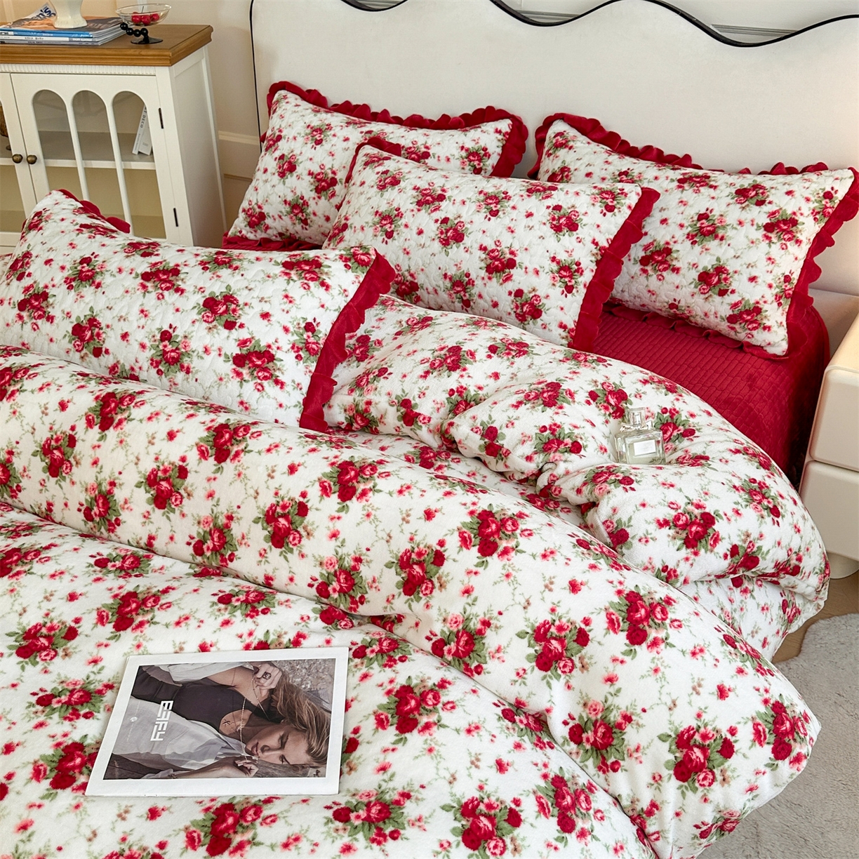 91家纺网 家纺一手货源 找家纺 雅眠居 2025新款直播爆款牛奶绒印花床盖四件套双层蕾丝花边床裙单件三件套 花颜