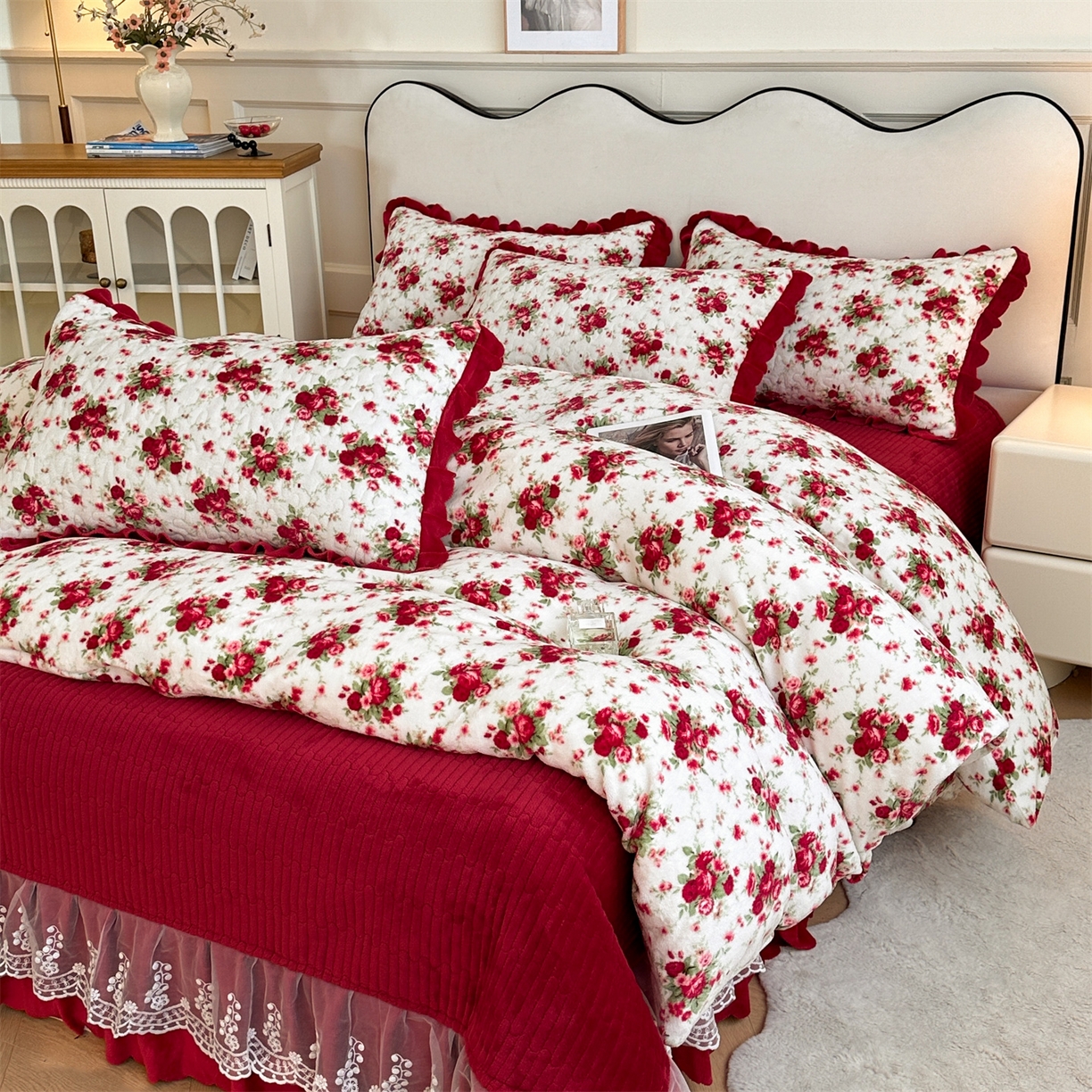 91家纺网 家纺一手货源 找家纺 雅眠居 2025新款直播爆款牛奶绒印花床盖四件套双层蕾丝花边床裙单件三件套 花颜