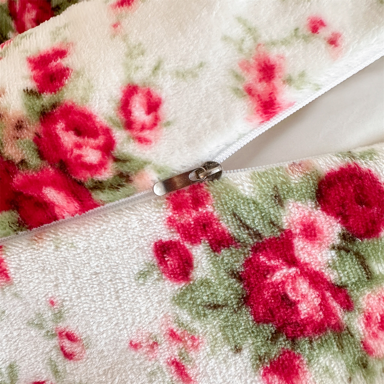 91家纺网 家纺一手货源 找家纺 雅眠居 2025新款直播爆款牛奶绒印花床盖四件套双层蕾丝花边床裙单件三件套 花颜