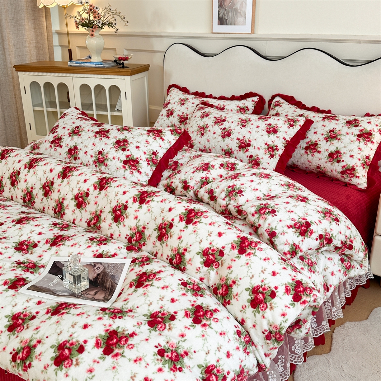 91家纺网 家纺一手货源 找家纺 雅眠居 2025新款直播爆款牛奶绒印花床盖四件套双层蕾丝花边床裙单件三件套 花颜